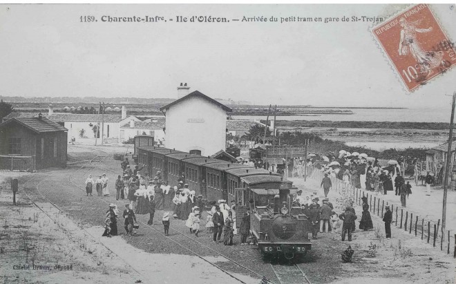 Arrivée_du_train_en_gare_de_Saint-Trojan-les-Bains.jpg