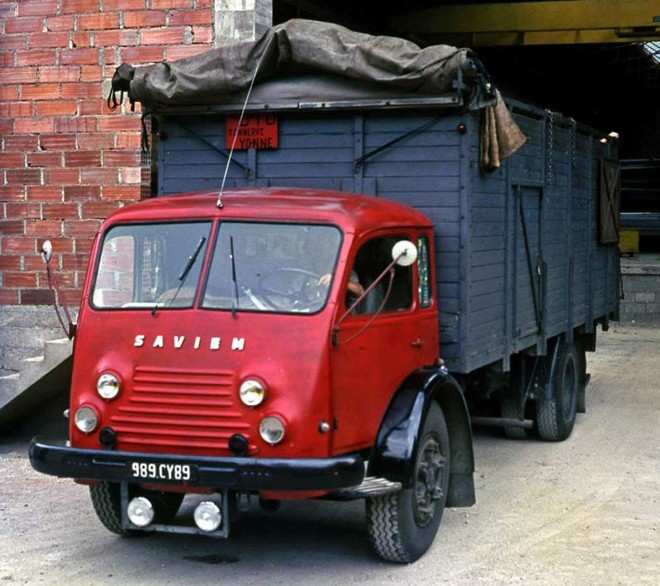 RENAULT Fainéant d'époque.jpg