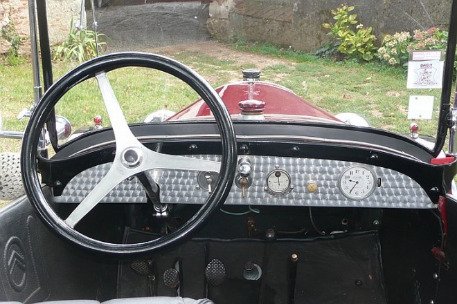 1200px-Citroen_trèfle_tableau_de_bord.JPG