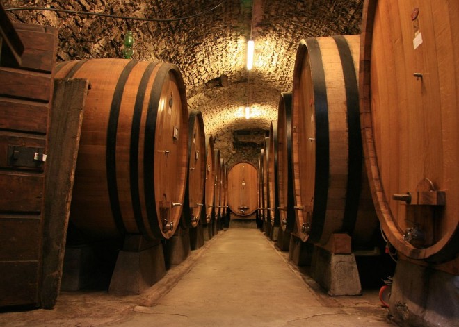 1280px-Large_botti_size_oak_barrels_in_Chianti.jpg