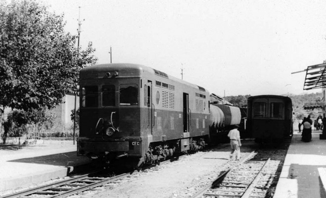 20 - Le train de marchandises (essence) Ajaccio - Bastia fait étape à Corte.jpg