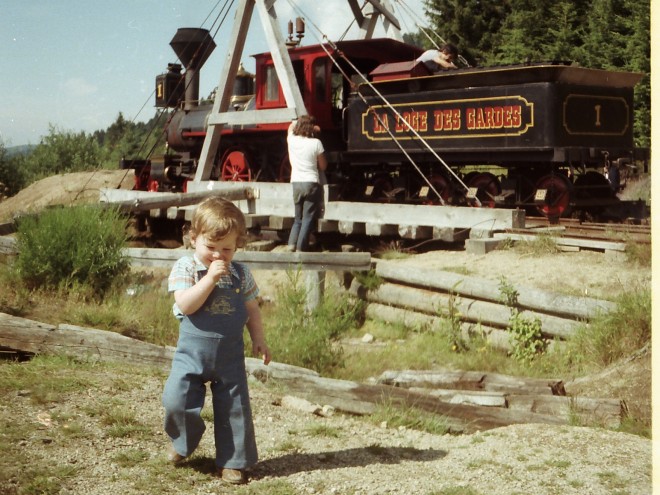 La loge des Gardes Bruno devant la loco Far West.jpg