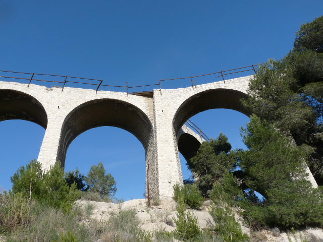 Vestige_de_l'Usine_Lafarge_haut_de_l'Estaque_Riaux,_chemin_de_la_Nerthe.jpg