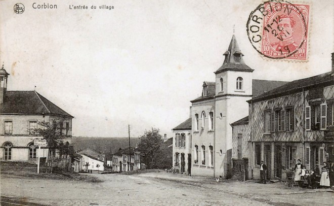 Corbion l'entrée du village (voie du tram).jpg