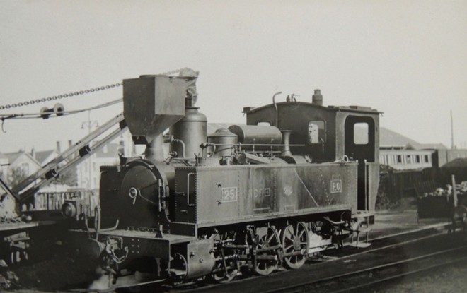 41 - Romorantin CF Blanc à argent locomotive 030T n°25 au dépôt collection Chapuis.jpg