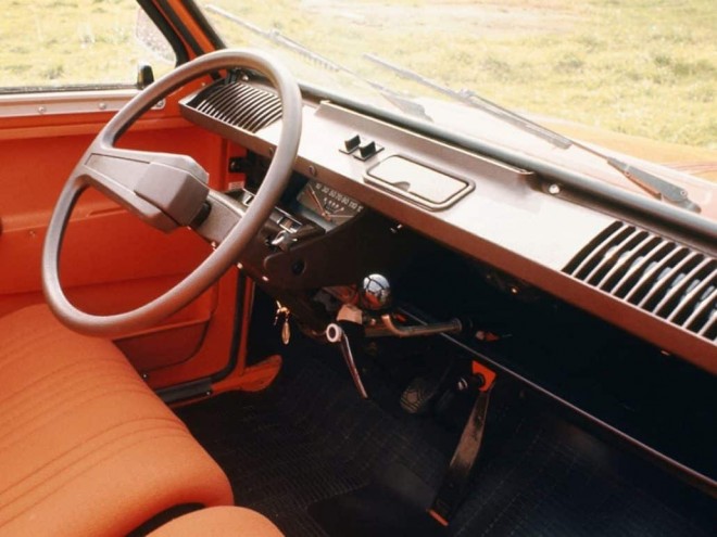 Dyane après 1973 - Volant monobranche.jpg