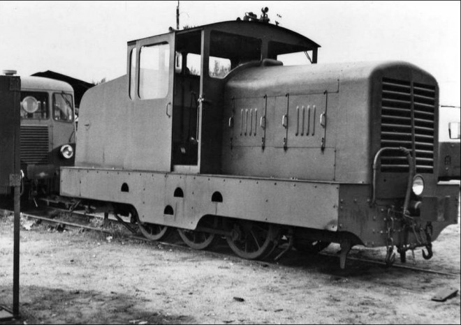 41 - Locotracteur n° 201 ex CFD Vendée au dépôt - ROMORANTIN - BA.jpg