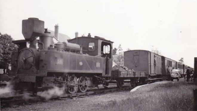 41 - C.F. BLANC ARGENT SALBRIS, 1946, Train venant de Romorantin. loco n°28. Coll Pérève.jpg