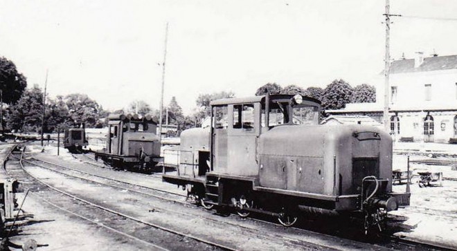 41 - CF du BLANC ARGENT, 1957 Gare de ROMORANTIN, les 3 Diésel Photo Riffaud. Coll. Pérève.jpg