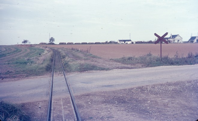 XC35 route de Sermaises ligne de la râperie au fond une rame 30.10.65.jpg