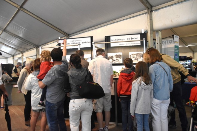 Stand fete de la vapeur 2021 affluence.jpg