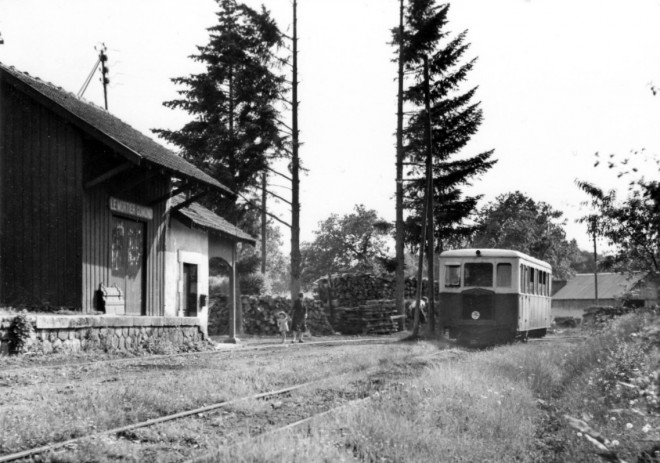19 - MORTIER-GUMOND ARRIVEE DE TULLE DE L' AUTORAIL DE DION 51  1953.jpg