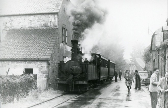 19 - Locomotive à vapeur n°3 dans les rues de Marcillac. Photo Jacques Bazin. 25 mai 1958. Tramways de la Corrèze.JPG