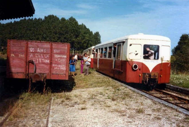 36 - Départ du dernier train de voyageurs en gare de Pellevoisin, le 21 septembre 1980. Photo  Serge Baliziaux. (2).JPG