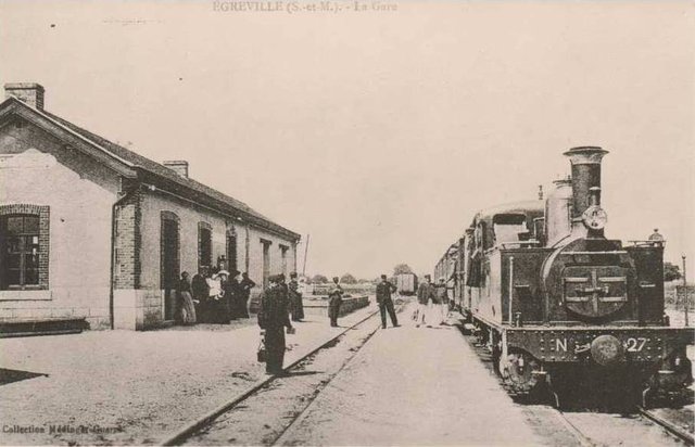 77 Egreville Gare Train pour Montereau 1905.jpg