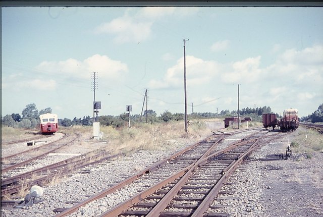 OC1 X 158 arrive à Noyelles,X157 sur wagon en provenance de Loudéac 26.7.71.jpg