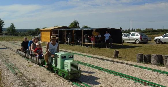 Le petit train Chevannes.JPG