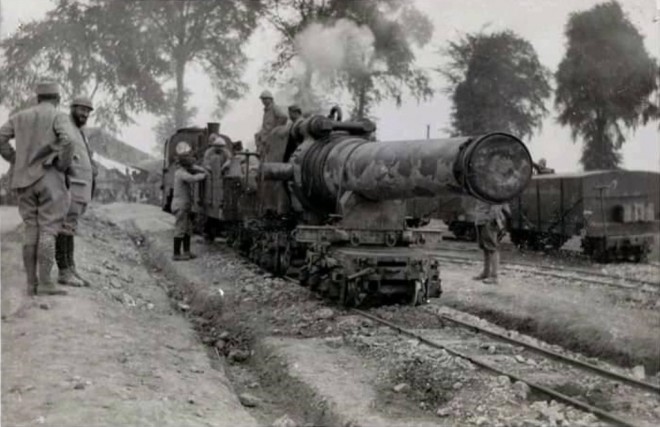 Transport_of_a_heavy_artillery_gun_on_a_a_Decauville_'Progress'_railway_during_WWI_in_the_Somme.jpg
