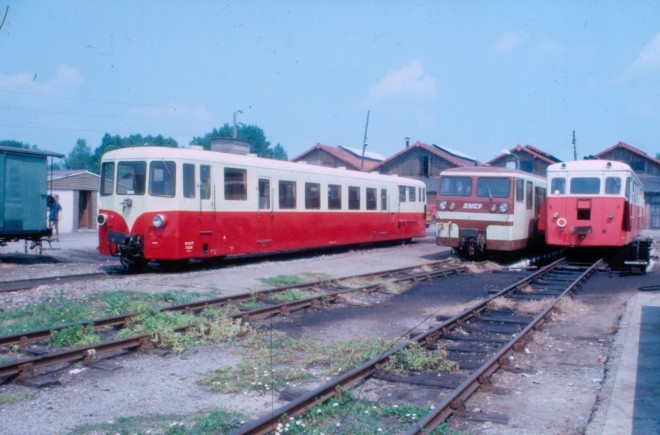 Dépôt ROMORANTIN - Verney X 224 non rénové - Verny X 2-- rénové - De Dion OC X 205 en service - Juin 1988 - Deludin (1).jpg