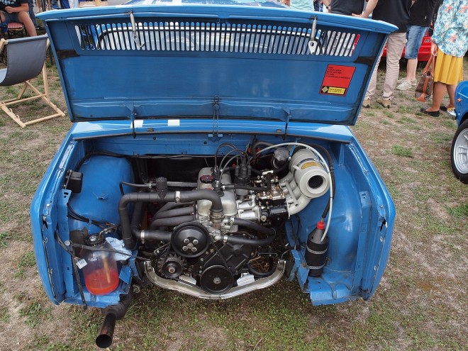 Renault_8_Gordini_-_Motor_-_aufgenommen_am_19,_08._2018_in_Diepholz.jpg