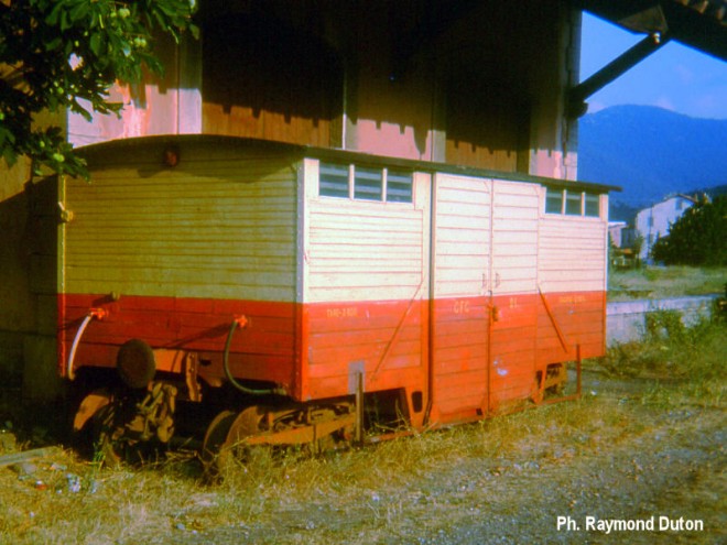 Ponte-Leccia, remorque messagerie, juillet 1975.jpg