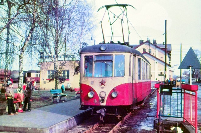 Elektrický-vozeň-EMU-46.0-na-stanici-v-Trenčianskej-Teplej.jpg