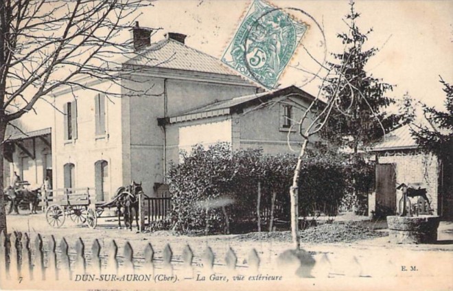 18 - Dun-sur-Auron - La Gare, vue extérieure.jpg