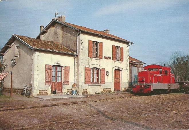 Locotracteur LT gare de Parentis 1981.jpg