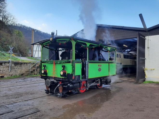 BEG Lok LAURA Chiemseebahn zieht Nikolauszüge 2022 007 (FMuth).jpeg