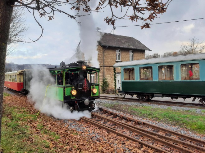 BEG Lok LAURA Chiemseebahn zieht Nikolauszüge 2022 008 (FMuth).jpeg