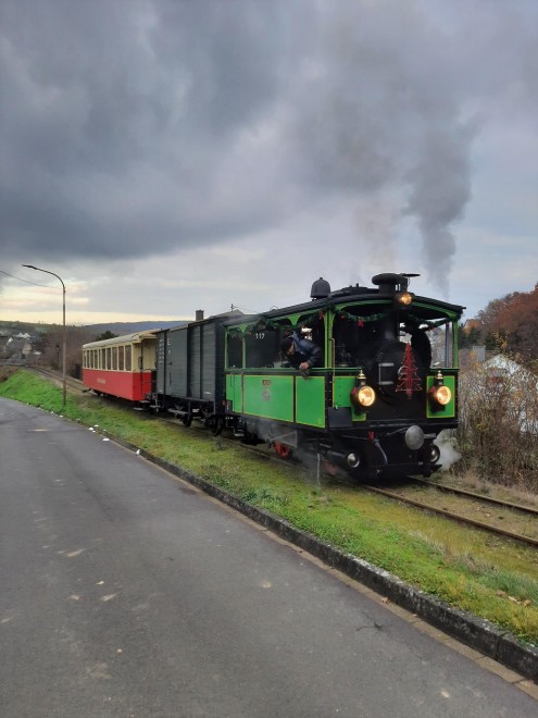 BEG Lok LAURA Chiemseebahn zieht Nikolauszüge 2022 009 (FMuth).jpeg