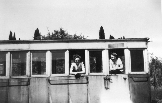 Beaufort-en-Vallée vers 1947 remorque R 21 avec famille Sourice 490387 - Coll Emile Sourice a.jpg