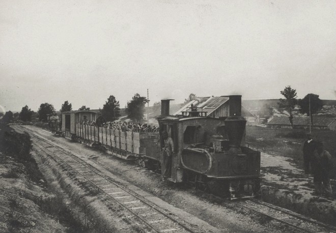 La_Decauville_à_Saint-Jean-sur-Tourbe_transporte_des_douilles_vides_du_front_de_Massiges.jpg