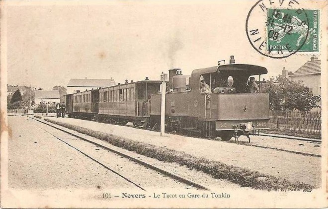 58 - NEVERS  le tacot en gare du tonkin.jpg