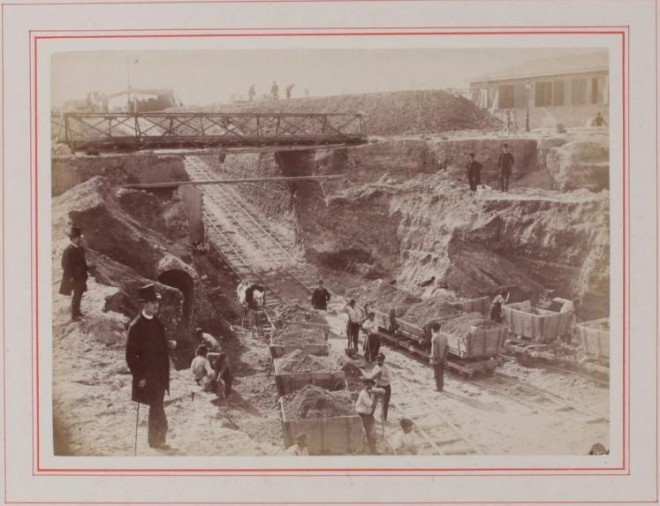 1887 construction_de_la_tour_eiffel fondation wagonnets 01.jpg