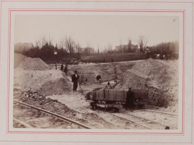 1887 construction_de_la_tour_eiffel fondation wagonnets 02.jpg