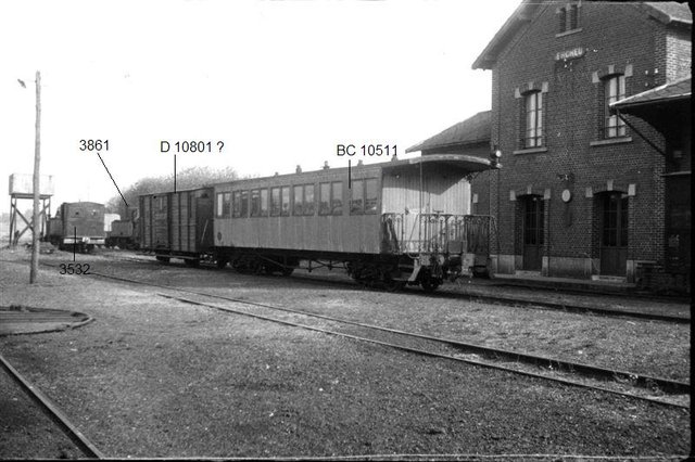 Copie de Ercheu vue d'ensemble de la gare avec voiture et fourgon Somme.jpg