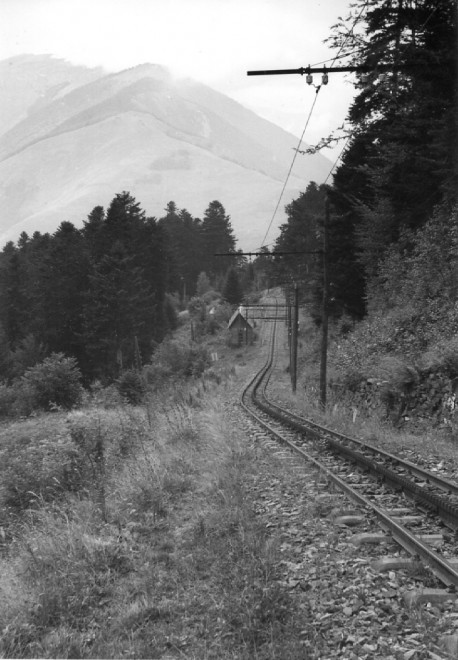 Chemin_de_fer_à_crémaillère_de_Luchon_à_Superbagnères._Ancienne_halte_de_Mi-Sahage_en_1965.jpg