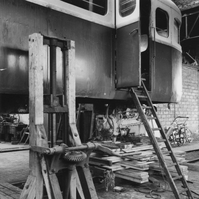 1958-08 dépôt de Canal remplacement moteur  autorail VFIL photo Broncard b.jpg