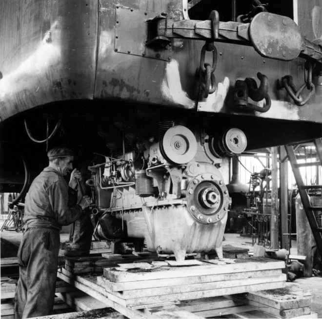 1958-08 dépôt de Canal remplacement moteur  autorail VFIL photo Broncard B 4165.jpg