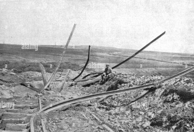 609-Fleury-sur-la-voie-du-chemin-de-fer-d-interet-local-qui-tournait-à -droite-vers-vaux-rails-tordus-par-les-explosions-de-projectiles-au-fond-le-hauteur-de-douaumont-1916.jpg