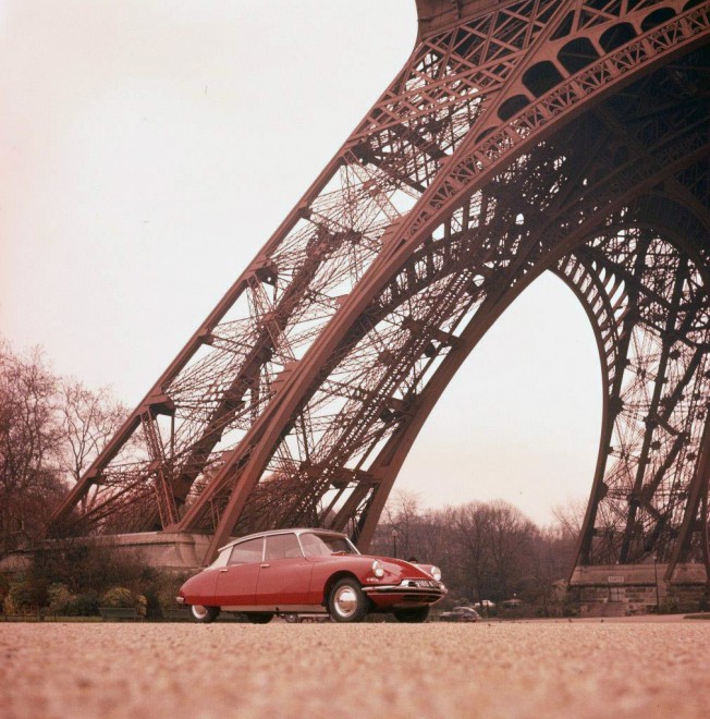 double-symbole-francais-sous-la-tour-eiffel-en-1960-une-ds19-photo-citroen-a-martin-1422993577.jpg