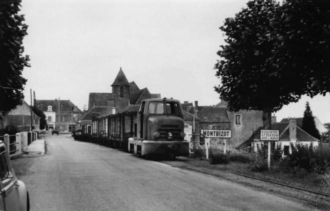 72 - MONTBIZOT . TRAIN EN CIRCULATION . TRAMWAYS DE LA SARTHE.jpg