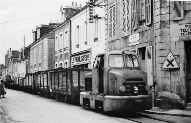 72 - MONTBIZOT . TRAIN EN CIRCULATION.jpg