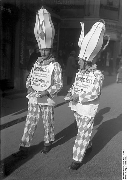 426px-Bundesarchiv_Bild_102-13204,_Leipzig,_Frühjahrsmesse,_Reklame[1].jpg