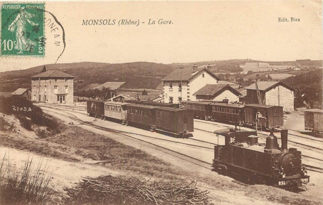 69-monsols-locomotive-et-trains-dans-la-gare-1925.jpg