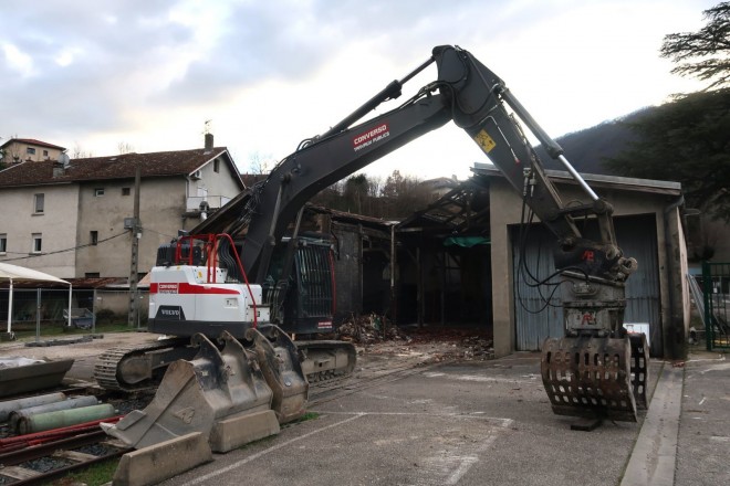 jeudi-soir-la-pelleteuse-avait-bien-entame-le-travail-photo-le-dl-isabelle-calendre-1740851479.jpg