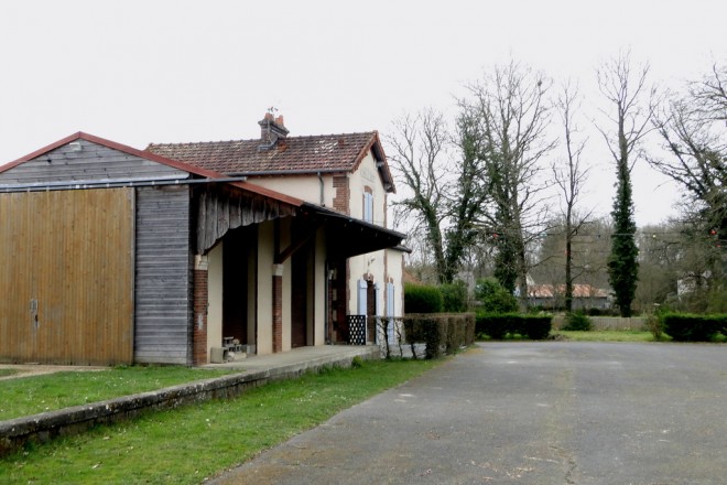 Gare Jars-Le Noyer CPA 4 actuelle rd.JPG