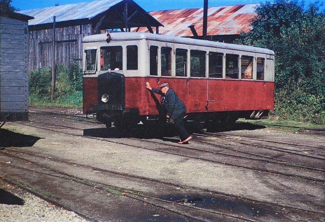 PO-Corrèze - Automotrice De Dion-Bouton type ML -M. Jean Monternier tournant un autorail à Neuvic - 1956 - Carte Postale BVA - Copie.JPG