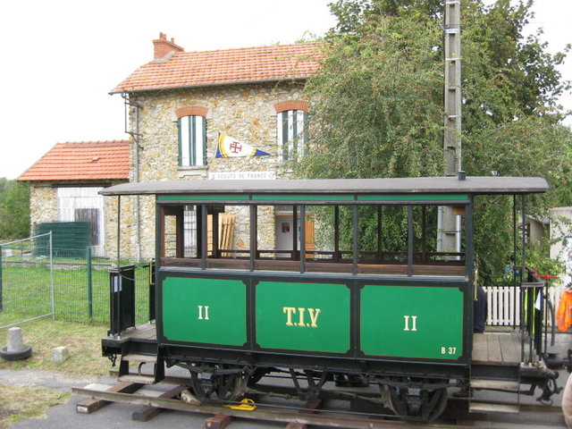 2012 09 14 DECHARGEMENT TIV B 34 DEVANT GARE DE JOUY LE MOUTIER POUR JOURNEES DU PATRIMOINE_004_4_1.JPG